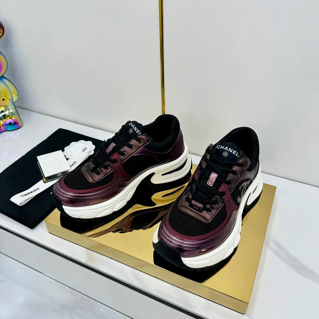 👟👟Ex-factory price 680👟👟 Upgraded version, upgraded version, upgraded version! No rebuttal accepted! ! ! ! Chanel Chanel panda shoes! 2025 counter's top casual sports shoes. This classic design; the upper is electro-embroidered with a variety of techniques; the outsole is fashionable and sporty; the unusual inclusion of a variety of color matching elements... The diversified mix and match is very good-looking and versatile, and can be used for leisure, fashion, sports, and outdoor... ꫛꫀꪝ Go➫ Materials: ❶Upper made of: original imported first-layer silk cowhide + original waterproof cloth + original first-layer cowhide ❷Inner lining: Original Yangli+Net ❸Outsole based on: Original TPU combination outsole Counter boutique packaging complete set for women 35–41 👉 👉 👉 👉